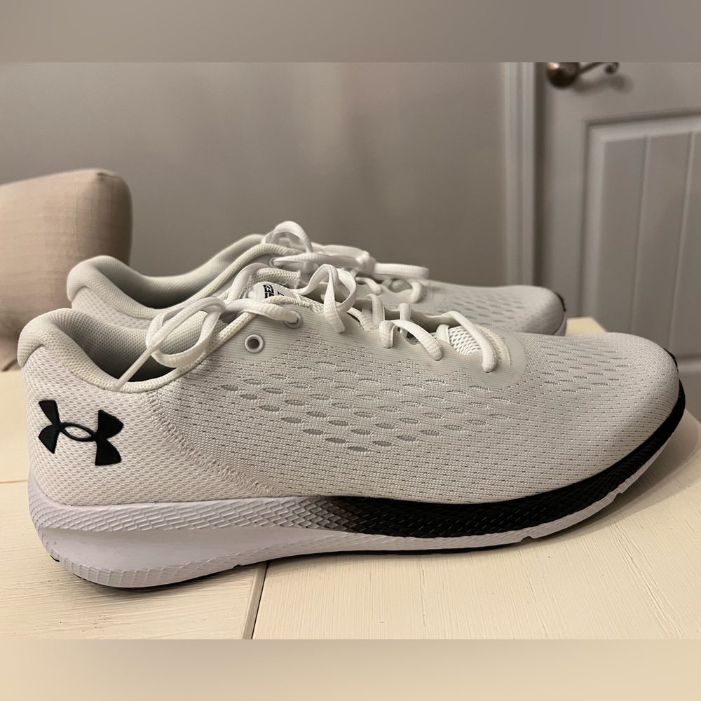 Under Armour Mens White Charged Pursuit Sneakers